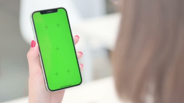 Smartphone mit grünem Bildschirm, Mock up — Stockvideo