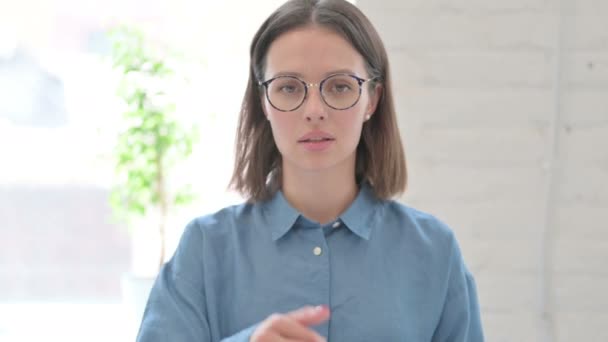 Portrét mladé ženy ukazující znak prostředního prstu — Stock video