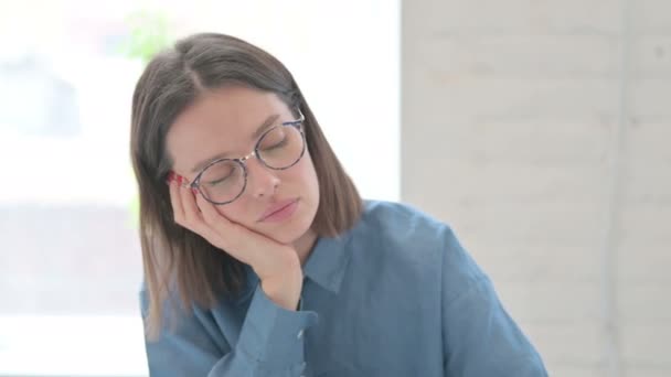 Портрет молодой женщины, вздремнувшей в кабинете — стоковое видео
