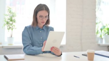 Tabletteki Kayba Tepki Veren Genç Kadın