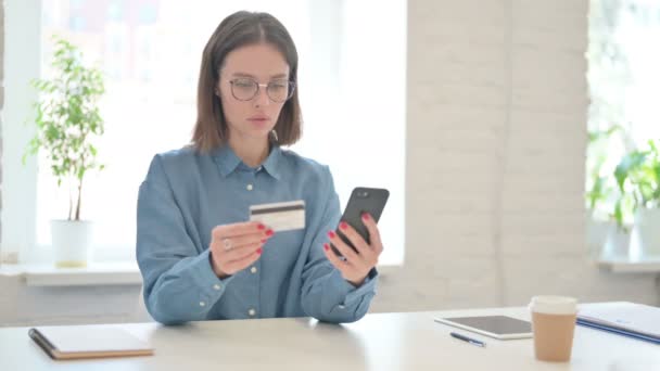 Junge Frau macht Online-Zahlung per Smartphone — Stockvideo