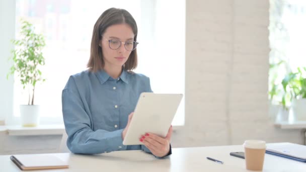 Atractiva joven mujer usando tableta en la oficina — Vídeo de stock