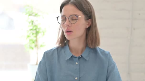 Retrato de la joven durmiente bostezando — Vídeo de stock