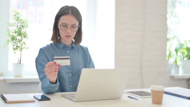 Erfolgreiches Online-Bezahlen per Laptop durch junge Frau — Stockvideo