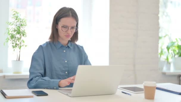Mujer joven se siente decepcionado mientras se utiliza el ordenador portátil — Vídeo de stock