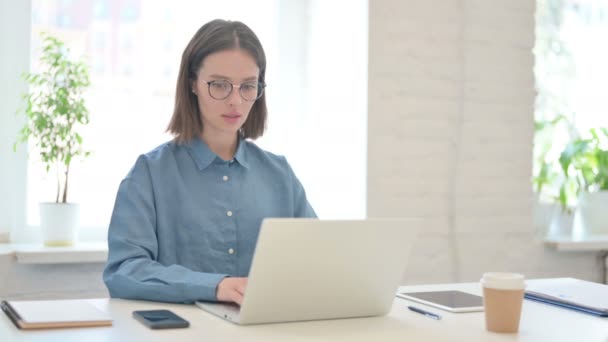 Duimen omlaag door jonge vrouw met laptop in kantoor — Stockvideo