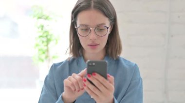 Smartphone 'da İnternet Tarayıcı Genç Kadın Portresi