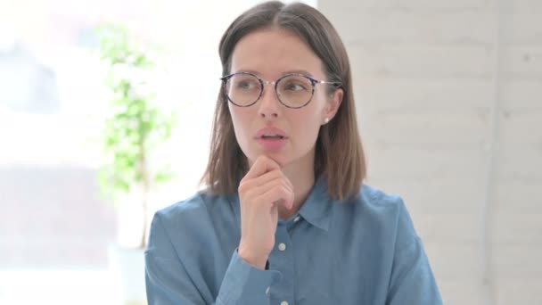 Portret van Pensive Young Woman denkend — Stockvideo