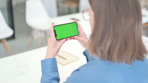 Mladá žena drží smartphone s obrazovkou Chroma — Stock video