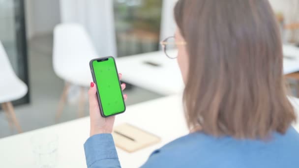 Mujer joven usando Smartphone con pantalla verde, Mock up — Vídeos de Stock