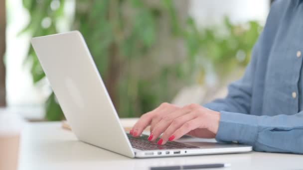 女性在办公室笔记本电脑上打字的特写镜头 — 图库视频影像