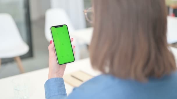 Mujer joven usando Smartphone con pantalla verde, Mock up — Vídeo de stock