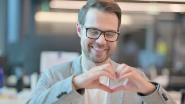 Portré alkalmi ember bemutató szív jel kézzel — Stock videók
