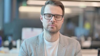 Kameraya Bakan Sıradan Adam Portresi 