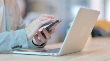 Smartphone, Side View 'da Man Browsing Internet' i kapat 