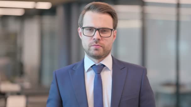 Retrato del hombre de negocios mostrando el signo del dedo medio — Vídeos de Stock