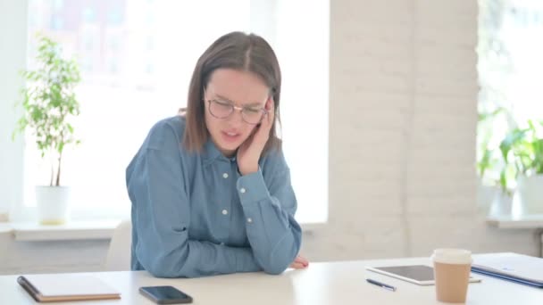 Jonge vrouw denken, voelen zich bezorgd — Stockvideo