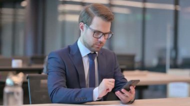 İşadamı Ofisteki Smartphone 'da İnternet Taraması 