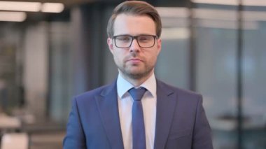 Kameraya Bakan İşadamı Portresi 