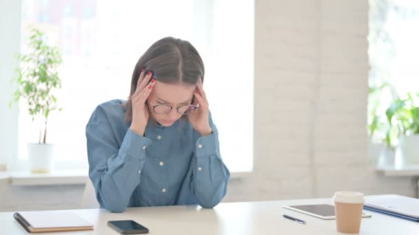 Молода жінка болить в сучасному офісі — стокове відео
