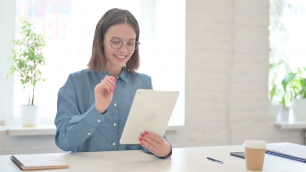 Jonge vrouw maakt videogesprek op Tablet in Office — Stockvideo