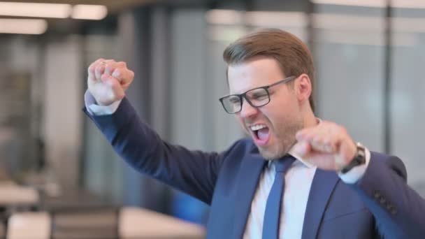 Retrato del exitoso hombre de negocios bailando, celebrando — Vídeos de Stock