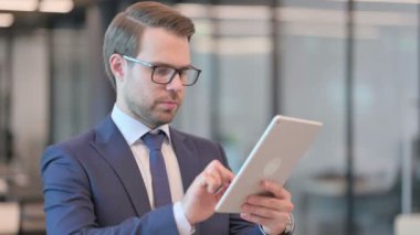 Dijital Tablet kullanan İşadamının Portresi