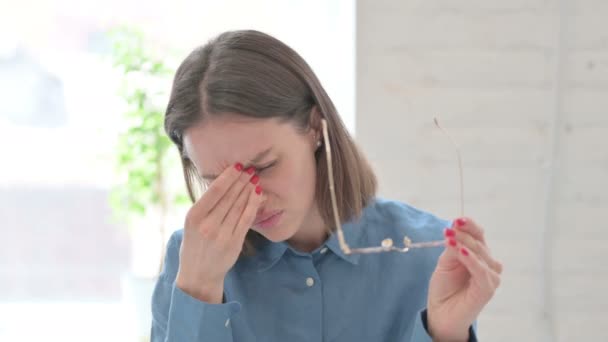 頭痛を持つ若い女性の肖像画 — ストック動画