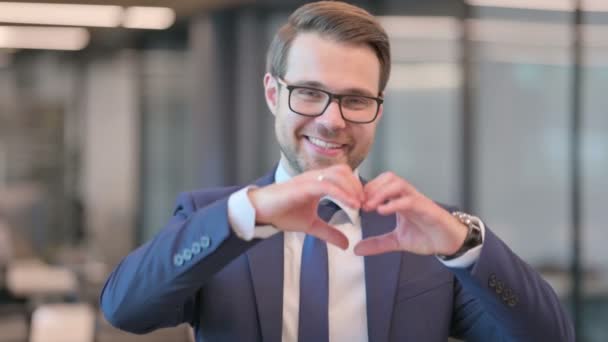 Potret Pebisnis yang Menunjukkan Tanda Tangan Hati — Stok Video