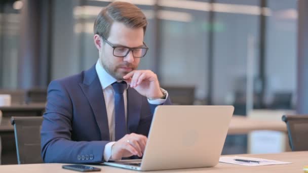 Uomo d'affari con il computer portatile che pensa al lavoro — Video Stock