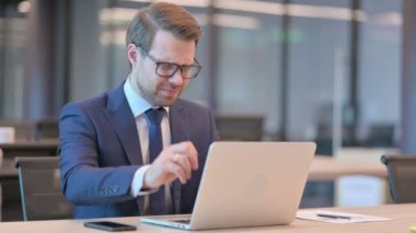 Dizüstü bilgisayarı olan iş adamı boyun ağrısı çekiyor. 