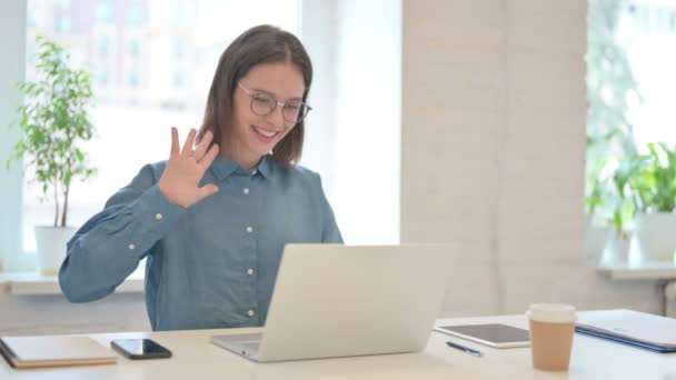 Ung kvinna talar på videosamtal på laptop — Stockvideo