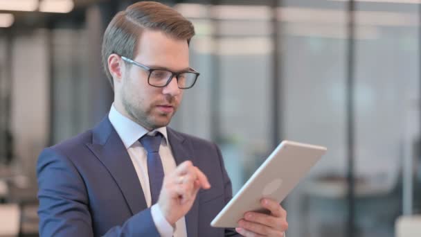 Porträt eines Geschäftsmannes, der Erfolg auf dem Tablet feiert — Stockvideo