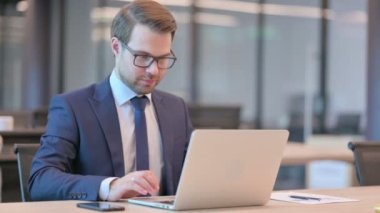 İş Adamı Bilgisayarda Video Konuşuyor 