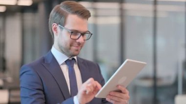 İş adamı tarafından Tablet 'te Video Çağrısı Portresi 