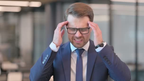 Retrato del hombre de negocios con dolor de cabeza — Vídeos de Stock