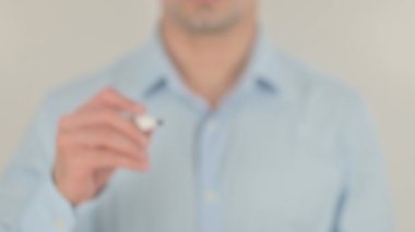 Ara, Saydam Ekranda Yazan Adam