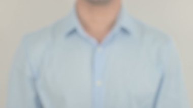 Takip Et, Saydam Ekranda Yazan Adam