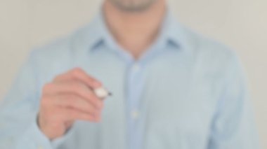 Başlık: Şeffaf Ekranda Yazan Adam