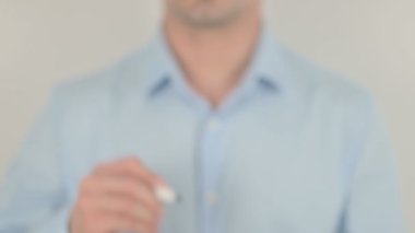 Ortaklar, Saydam Ekranda Yazan Adam