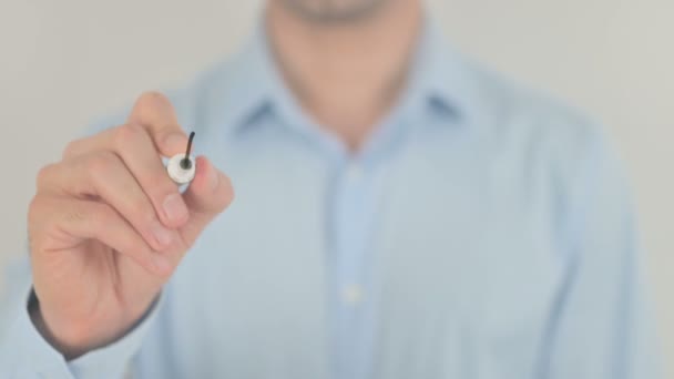 Trouver les bonnes personnes, Homme écrivant sur un écran transparent — Video