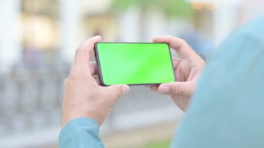 Açık Hava Adamı Krom Ekran ile Akıllı Telefona Bakıyor 