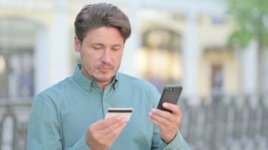 Çevrimiçi Ödeme Hatası Olan Açık Hava Orta Çağ Adamı Akıllı Telefon 'da