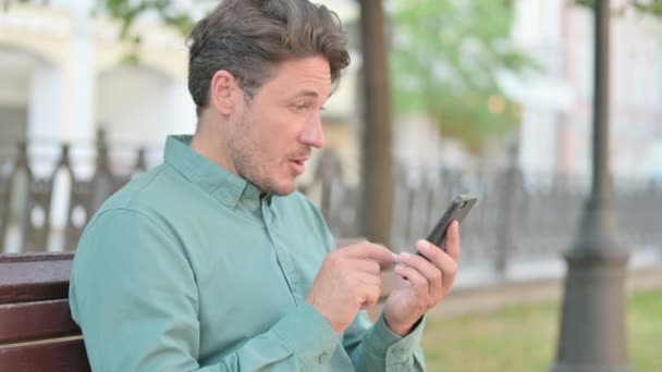 Portret van de mens Vieren van succes op Smartphone — Stockvideo