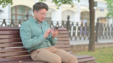 Smartphone 'da Başarı Kazanan Adam Bench' te Oturuyor 