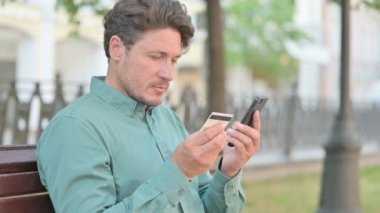 Smartphone 'da Çevrimiçi Ödeme Yapan Adamın Portresi