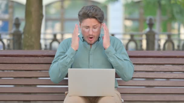 Middeleeuws Man voelt zich geschokt tijdens het gebruik van laptop, Outdoor — Stockvideo