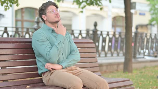 Homme pensant tout en étant assis sur le banc extérieur — Video