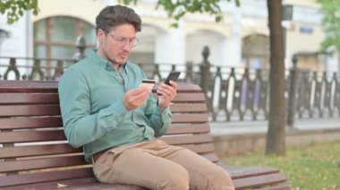 Park Bench 'teki Smartphone' da Çevrimiçi Ödeme Hatası Olan Adam 
