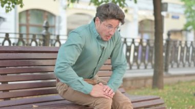 Adam Bench 'te otururken diz ağrısı çekiyor. 